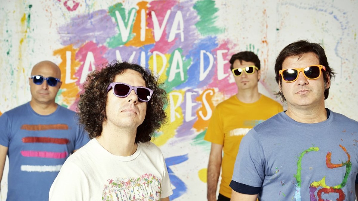 Los integrantes del grupo vallisoletano Happening posan frente a un mural con el título de su último disco. PEZ VOLADOR