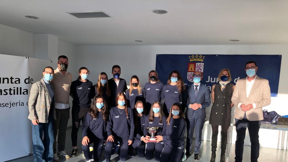 Reconocimiento a la selección femenina de menores de pádel. / ICAL