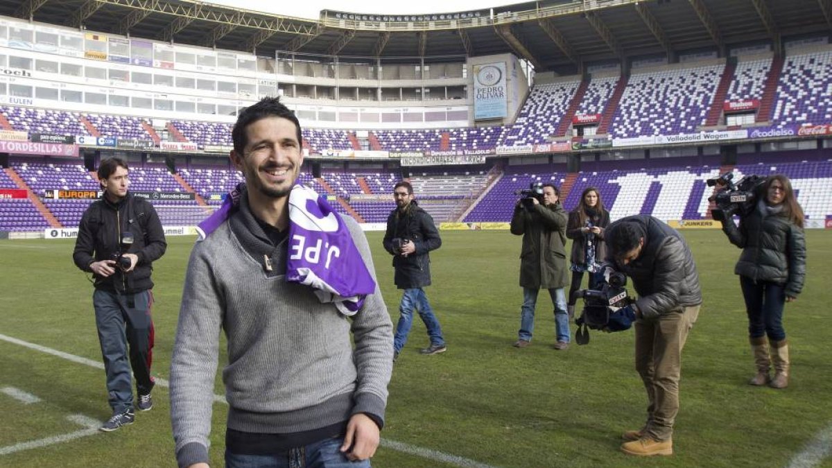 Jonathan Pereira se retira sonriente del césped de Zorrilla tras posar para los medios de comunicación-J.M.Lostau