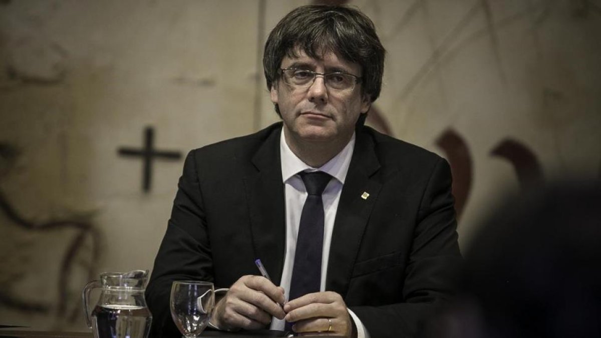 Carles Puigdemont durante una reunión de Govern.-JOAN CORTADELLAS