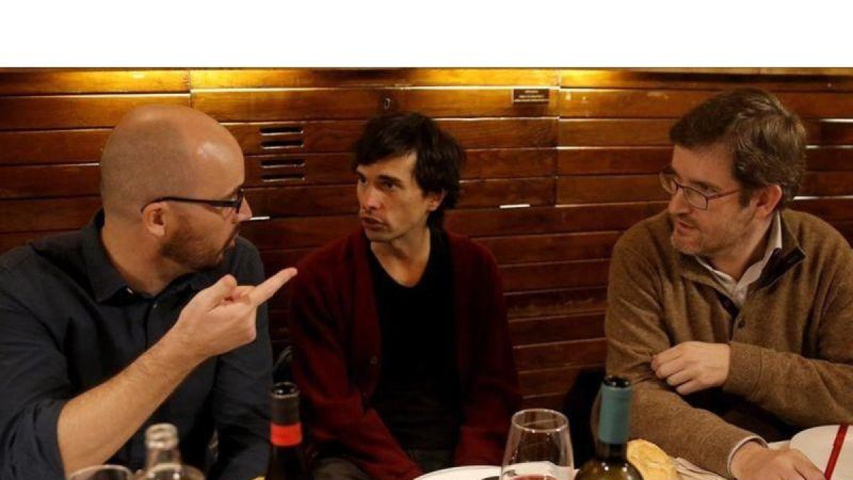 Nacho Álvarez (Podemos), a la izquierda, conversa con Ignacio Urquizu (PSOE), a la derecha, en presencia del Profesor de Filosofía del Derecho Borja Barragué (en el centro).-JOSE LUIS ROCA
