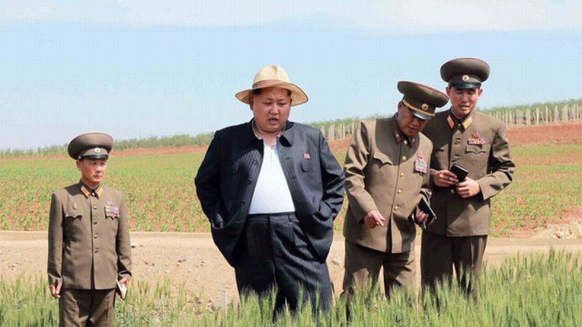 Kim Jong-un en una inusual imagen con su chaqueta abierta durante la visita a una granja.-Foto: KNS / AFP