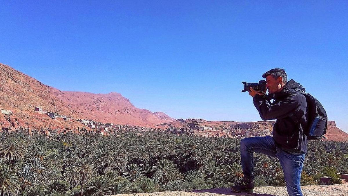 El vallisoletano Diego Rayaces, sacando una fotografía durante su último viaje a Marruecos en noviembre.-E.M