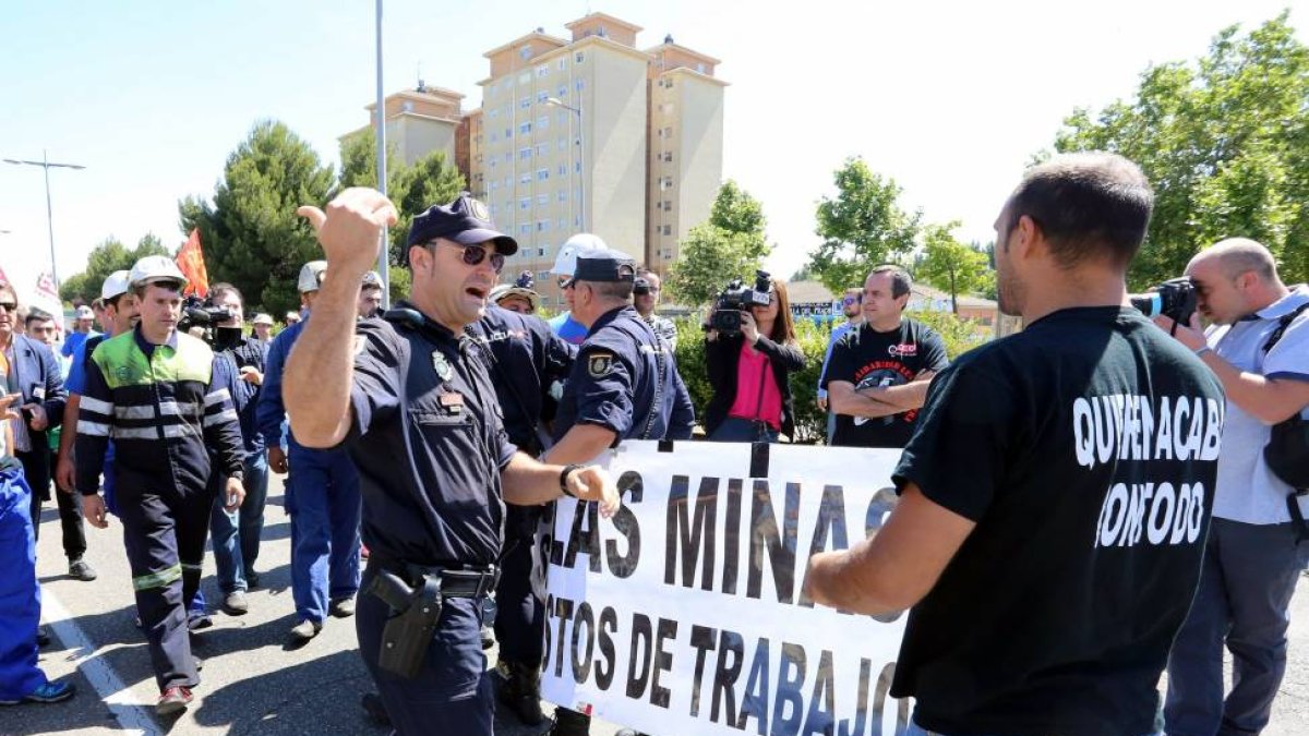 Un grupo de mineros intenta cortar el tráfico de la Avenida de Salamanca de Valladolid, tras concentrarse frente a la sede de las Cortes autonómicas-ICAL