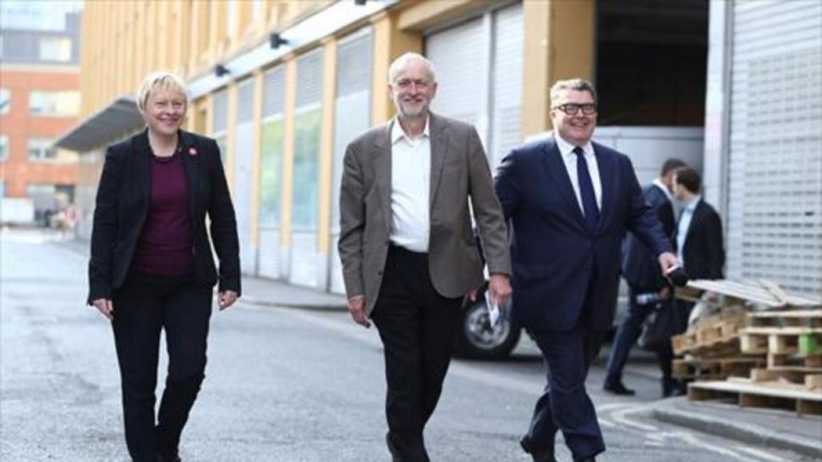 Corbyn (centro) con Angela Eagle, rival para dirigir el laborismo.-