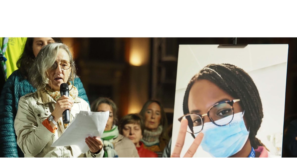 Imágenes del sentido homenaje a Teresa Llamazares en la plaza Mayor de Valladolid. ICAL