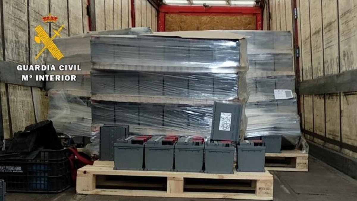 Material en el interior del camión.-GUARDIA CIVIL