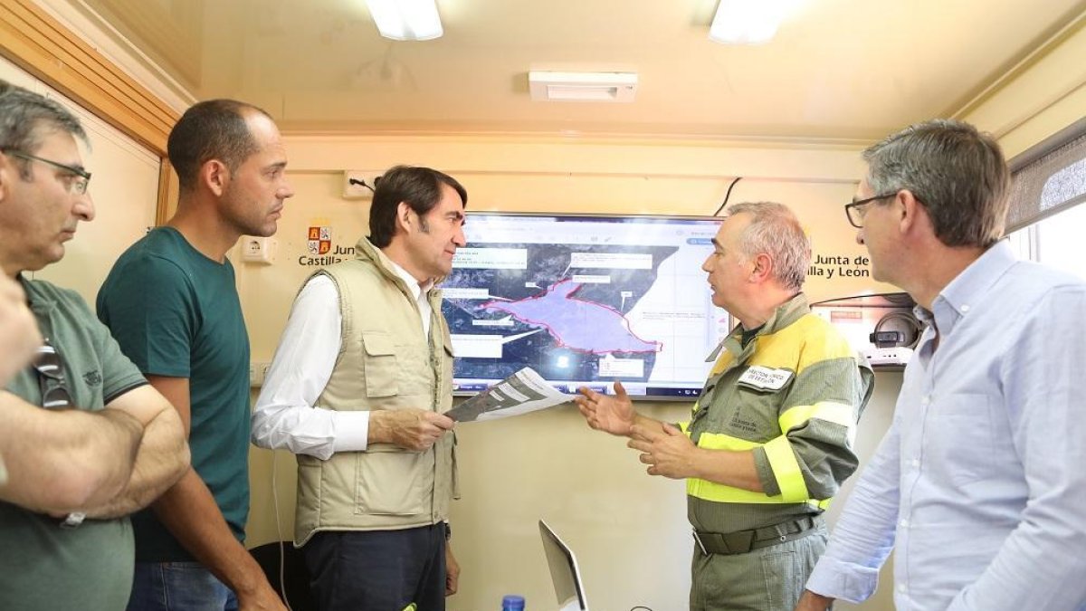 El consejero de Fomento y Medio Ambiente, Juan Carlos Suárez-Quiñones, visita el centro de control del incendio de la Granja de San Ildefonso-ICAL
