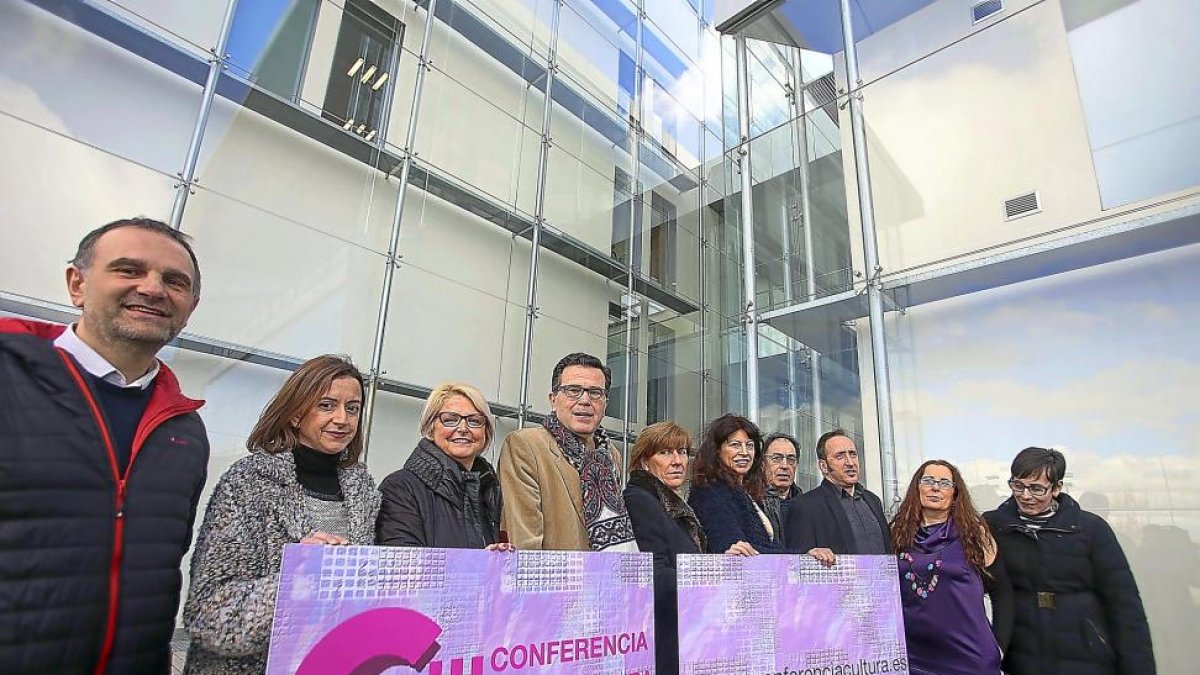 Félix Sanz, María Ángeles Gómez, Amelia Aguado, José Rodríguez, Ana Velasco, Ana Redondo, Miguel Ángel Pérez ‘Maguil’, Rafael Peña, María Rodríguez y Oliva Cachafeiro durante la presentación del encuentro.-M. CHACÓN / ICAL