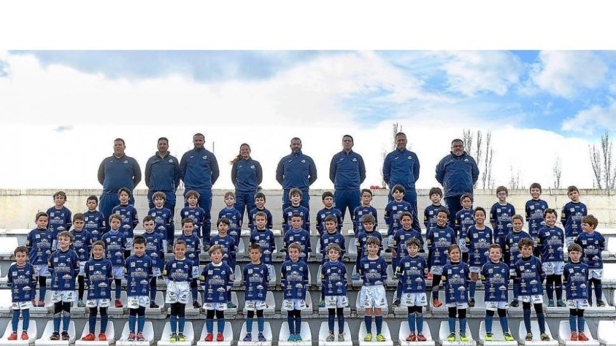 Los jugadores y jugadoras que forman la categoría jabato (8 años) posan junto a sus entrenadores en las gradas de Pepe Rojo.-VRAC