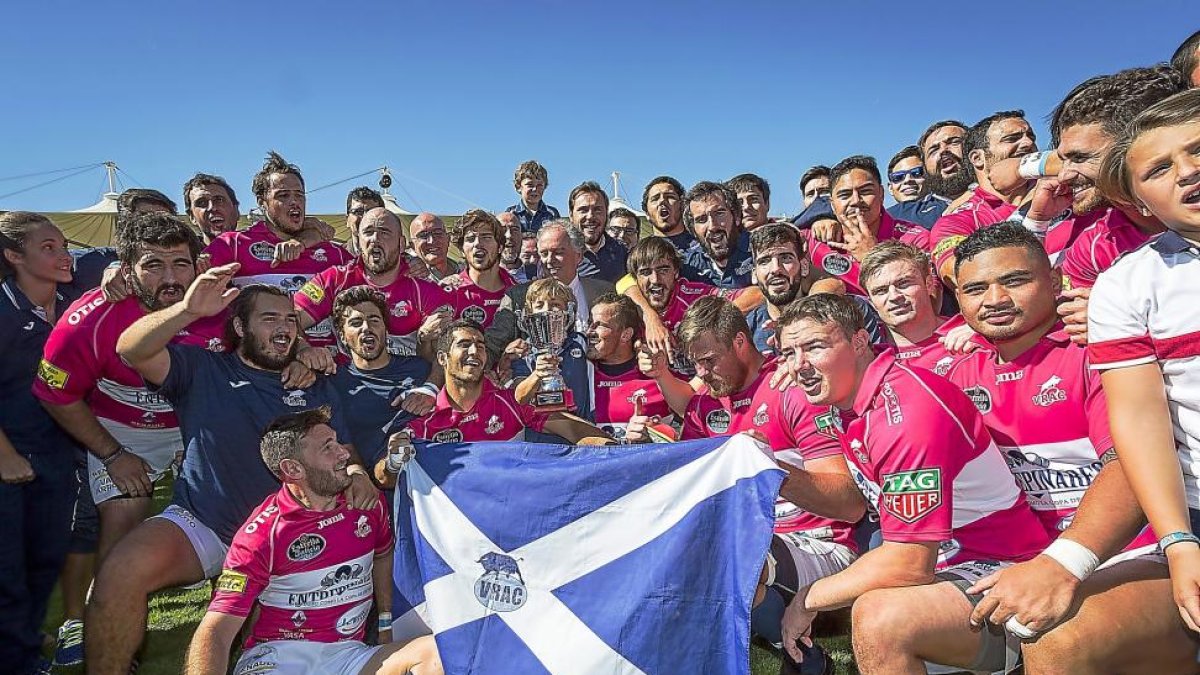 Los jugadores del VRAC Quesos Entrepinares posan con la copa de campeones junto a las autoridades y al presidente de la Federación Española, ayer en Pepe Rojo.-MIGUEL ÁNGEL SANTOS