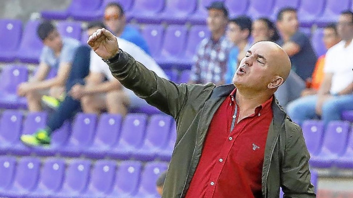 Luis César da una orden durante el partido de ayer ante el Alcorcón.-J.M. LOSTAU
