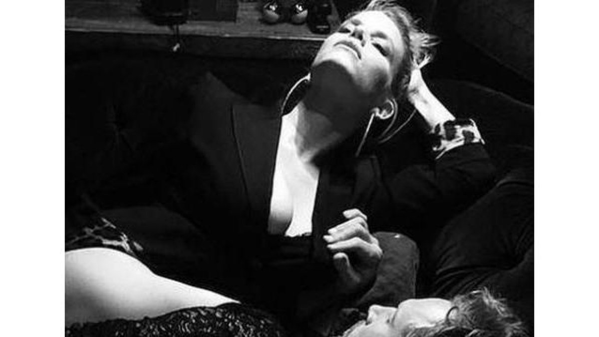 Jessica Simpson y su marido, el jugador de fúbol americano, Erin Johnson, recrean tórridas escenas de '50 sombras de Grey'.-Foto: INSTAGRAM