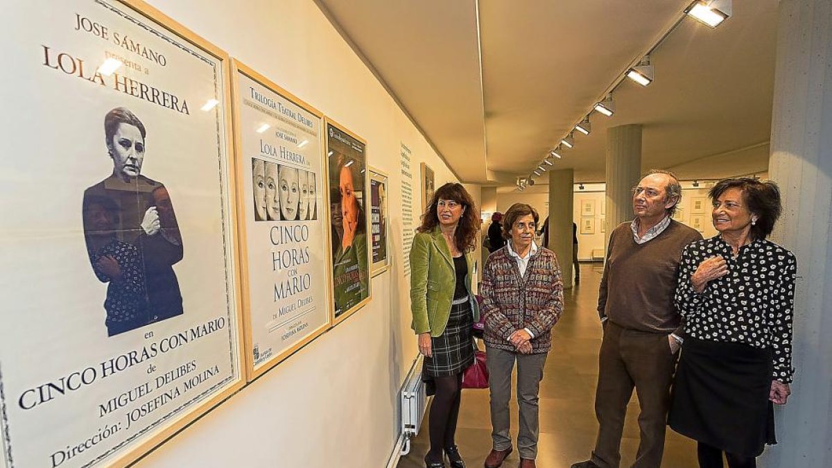 Ana Redondo, Amparo Medina-Bocos, Adolfo y Elisa Delibes contemplan algunos de los carteles de las obras de teatro.-MIGUEL ÁNGEL SANTOS