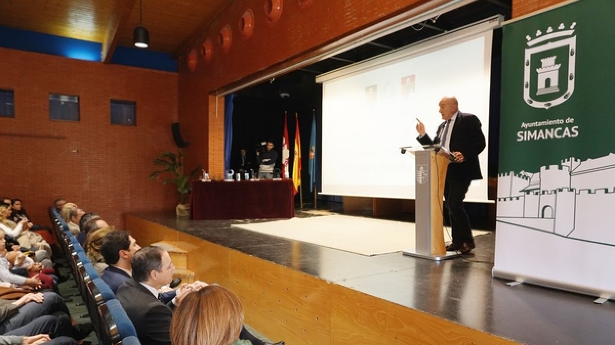 El consejero de la Presidencia, Jesús Julio Carnero, en el Ayuntamiento de Simancas enla entrega de la I Edición de los Premios a la Trayectoria Profesional.-Ical.