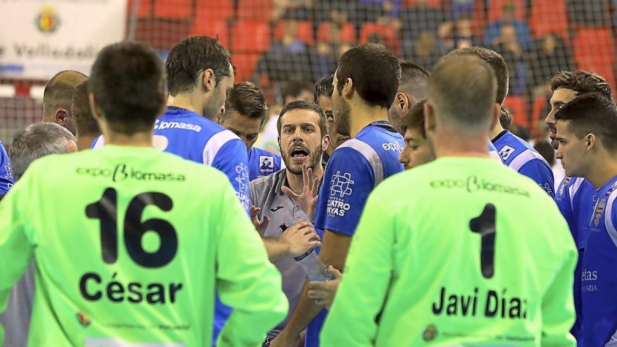 Nacho González da instrucciones a sus jugadores durante un tiempo muerto.-PABLO REQUEJO
