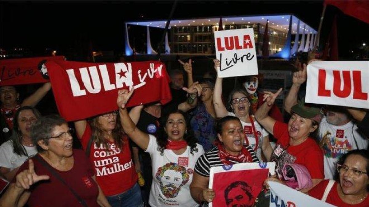 Seguidores de Lula da Silva piden la liberación del expresidente de Brasil.-AP