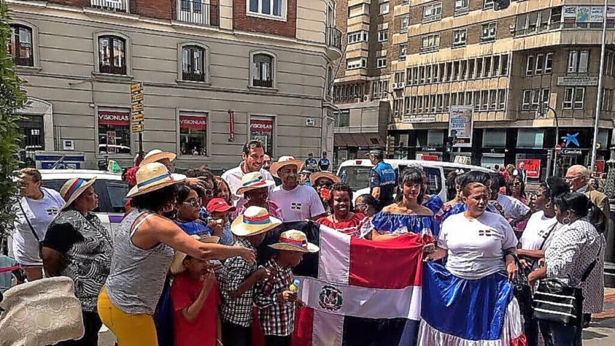 La asociación de República Dominicana pariticpa en el comienzo del pasacalles de la XIV Semana Intercultural-EL MUNDO
