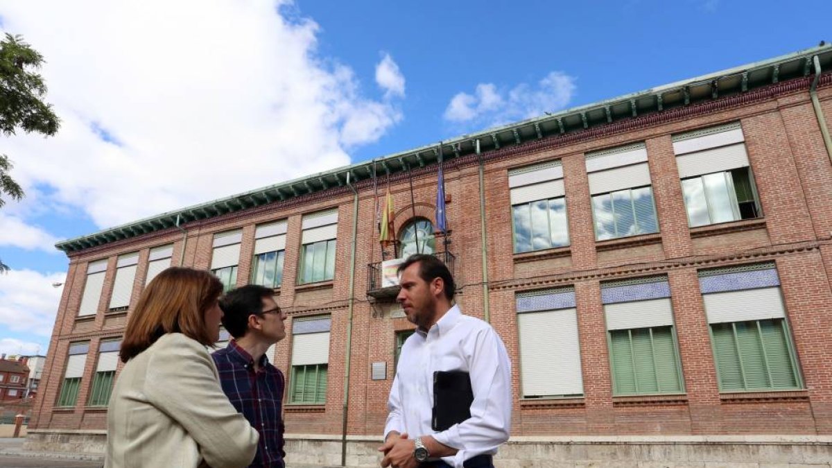 El candidato a la Alcaldía de Valladolid por el PSOE, Óscar Puente, presenta el programa electoral en materia de Educación a las puertas del colegio Miguel de Cervantes-ICAL