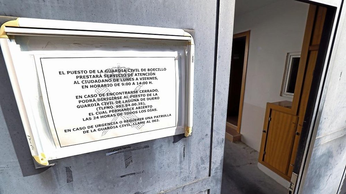 Un cartel muestra el horario de apertura al público del Puesto de la Guardia Civil de Boecillo.-MIGUEL ÁNGEL SANTOS