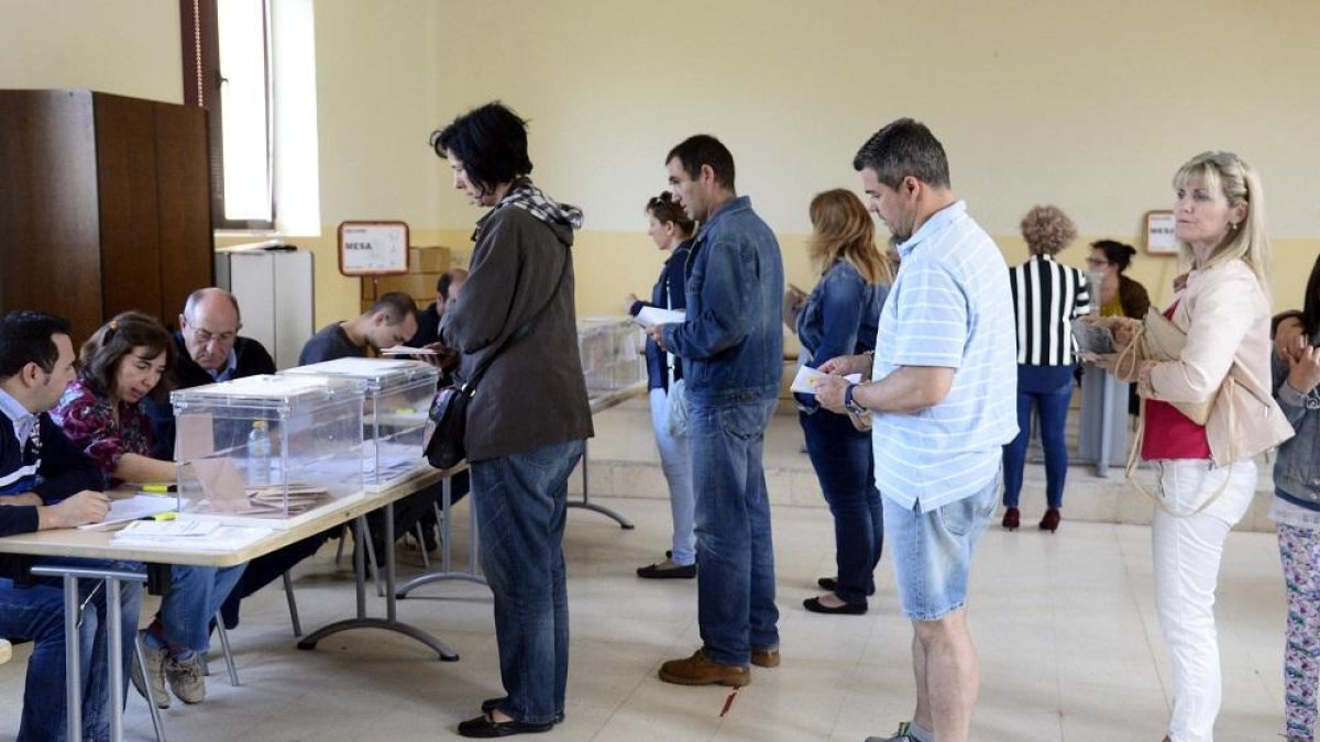 Colas de ciudadanos en un colegio electoral en la capital burgalesa para ejercer el derecho al voto.-ICAL