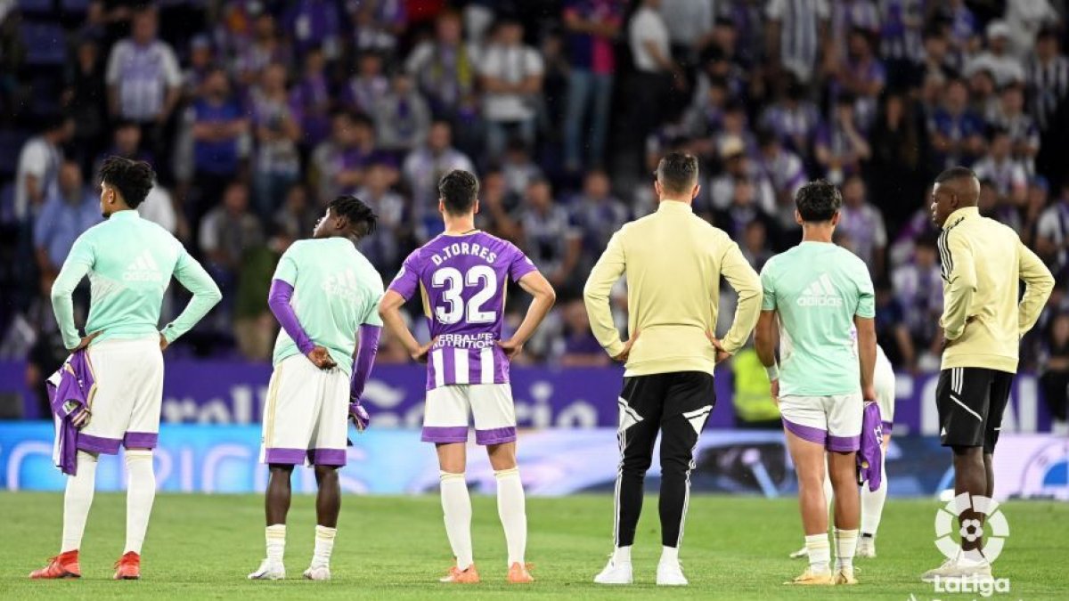 Jugadores del Real Valladolid lamentan el descenso. / LA LIGA