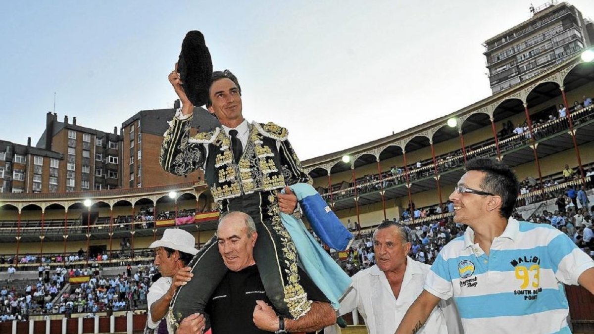 Manolo Sánchez, en una salida a hombros del coso vallisoletano.-E. M.