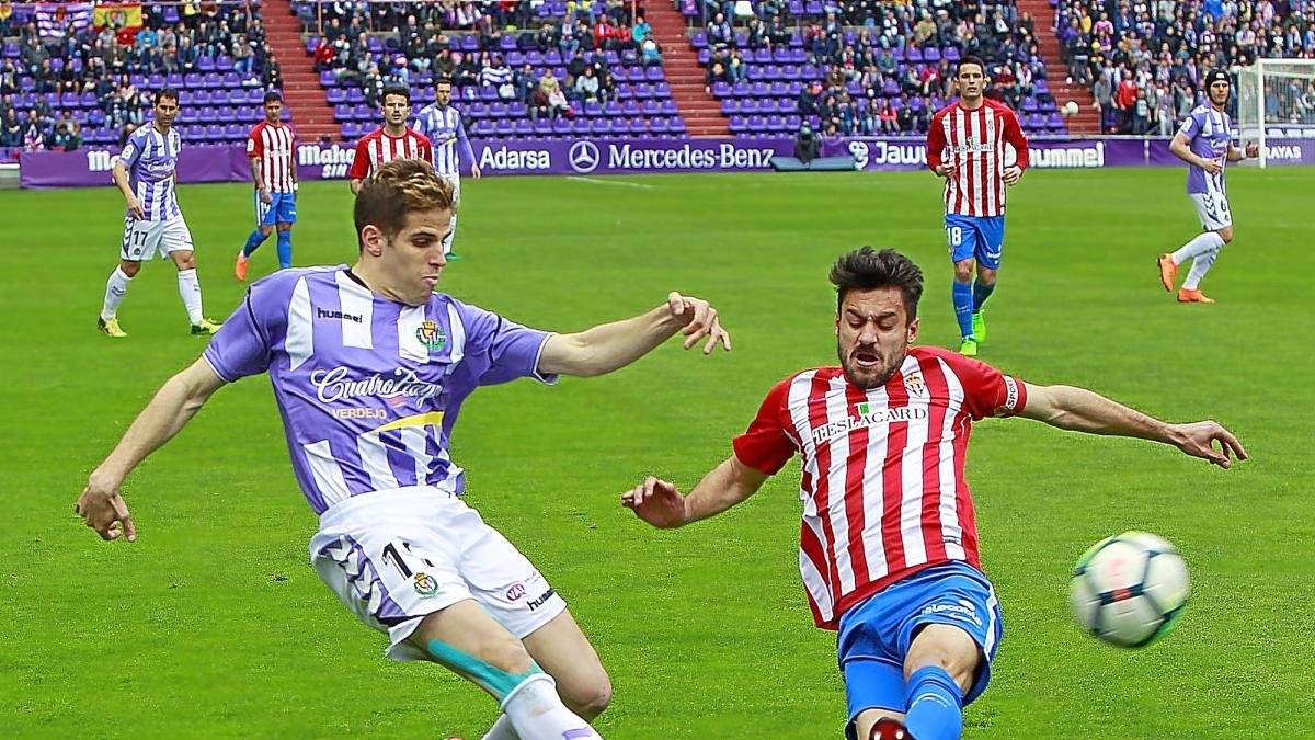 Hervías centra desde la banda en el partido frente al Sporting de la pasada temporada.-J.M. LOSTAU