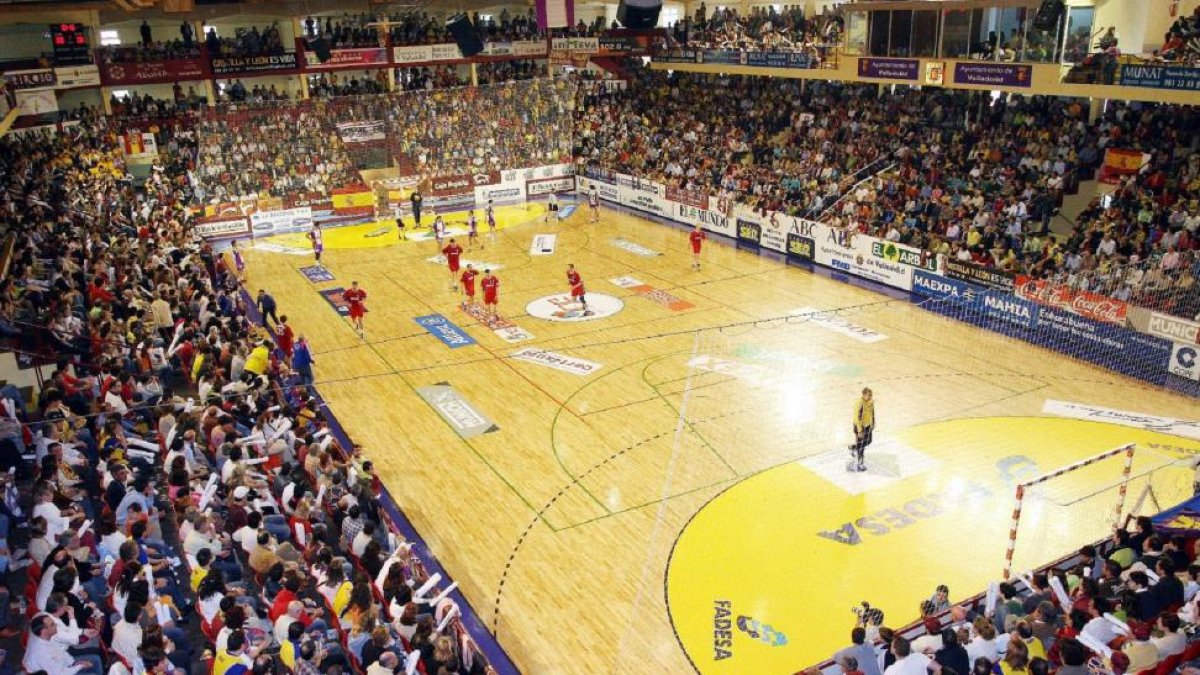 24 de abril de 2008, la últuima vez que el Huerta del Rey colgó el cartel de ‘no hay billetes’ ante el Chehovski ruso.-J. M. LOSTAU