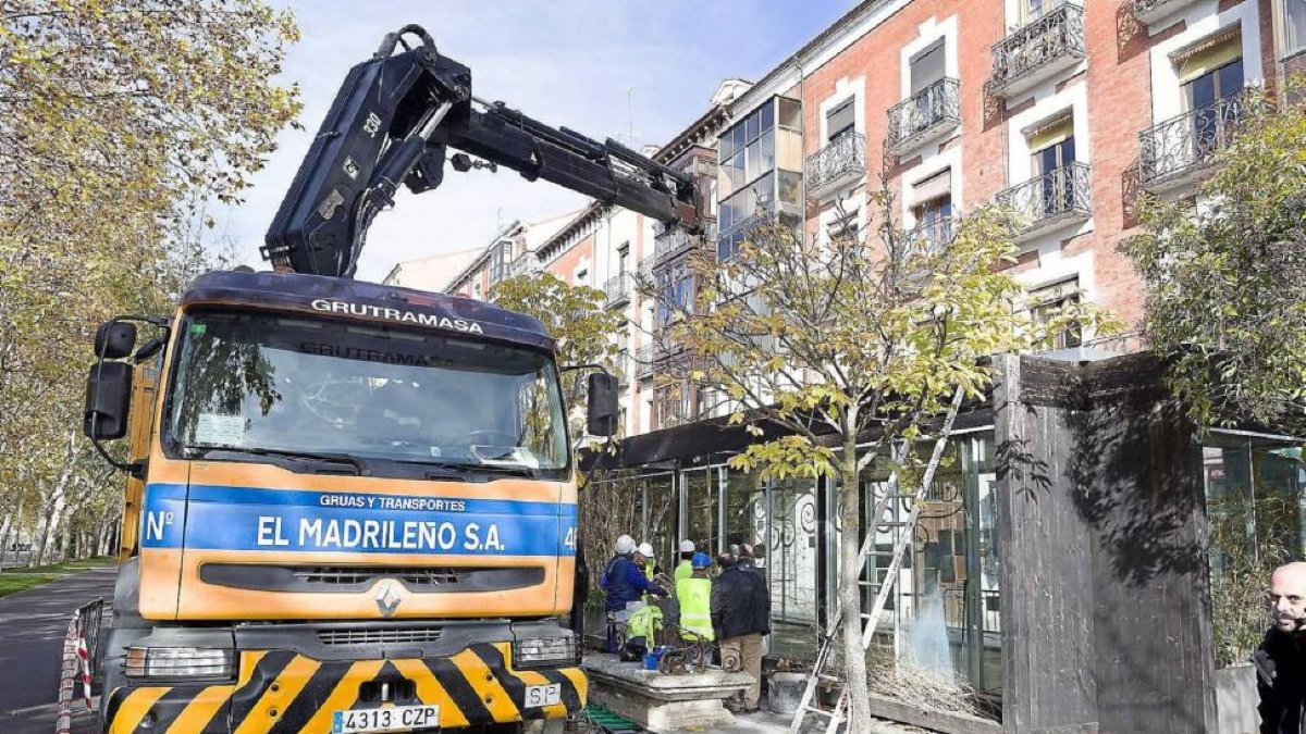 Retirada de una de las ecoterrazas en la Acera Recoletos.-Pablo Requejo