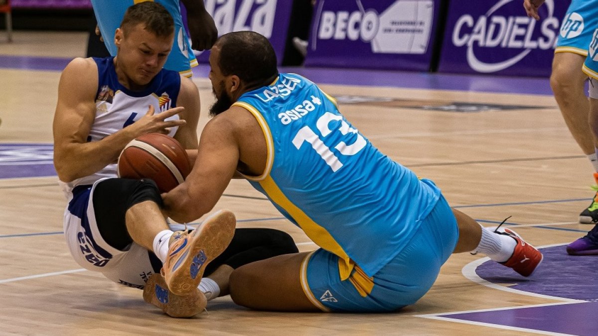 Puidet y Larsen pugnan por el control de un balón en el UEMC Real Valladolid-Estudiantes de la pasada temporada. / PHOTOGENIC