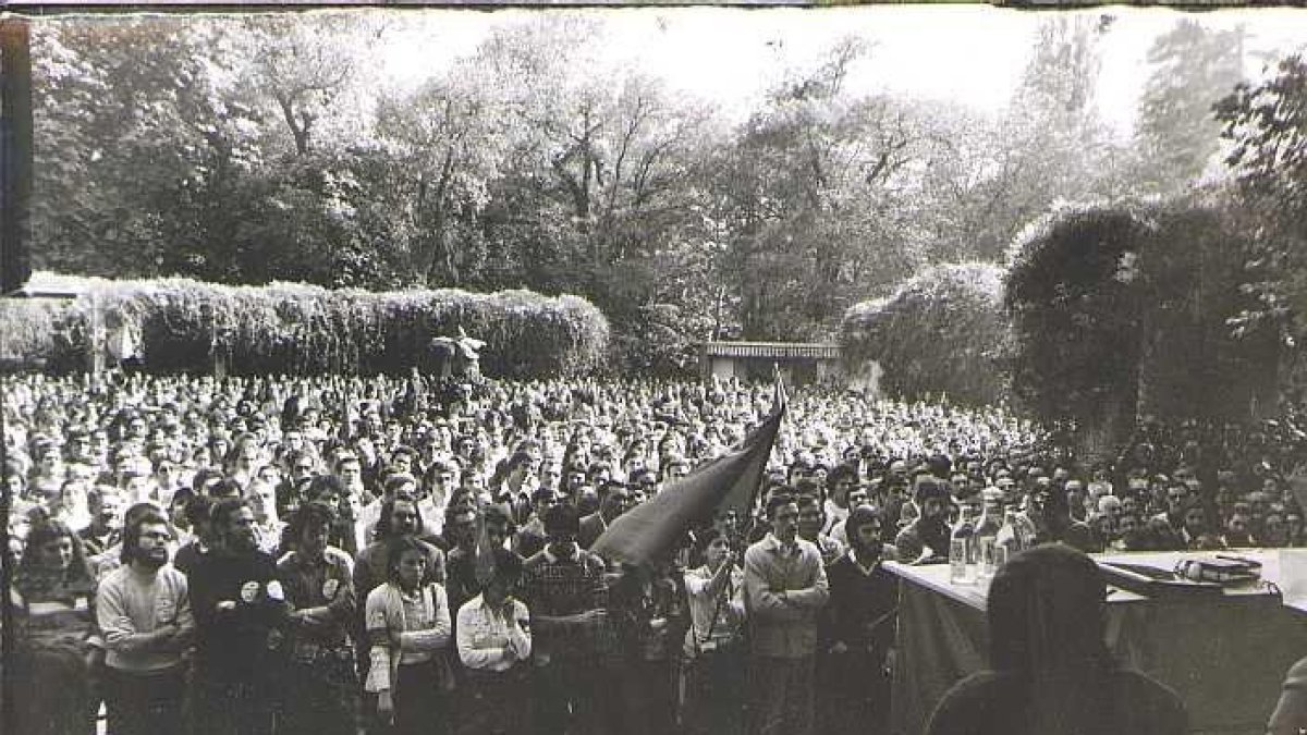 El Campo Grande, de Valladolid, abarrotado en un mitin del PCE recién legalizado, antes de las elecciones de junio.-ARCHIVO MUNICIPAL DE VALLADOLID