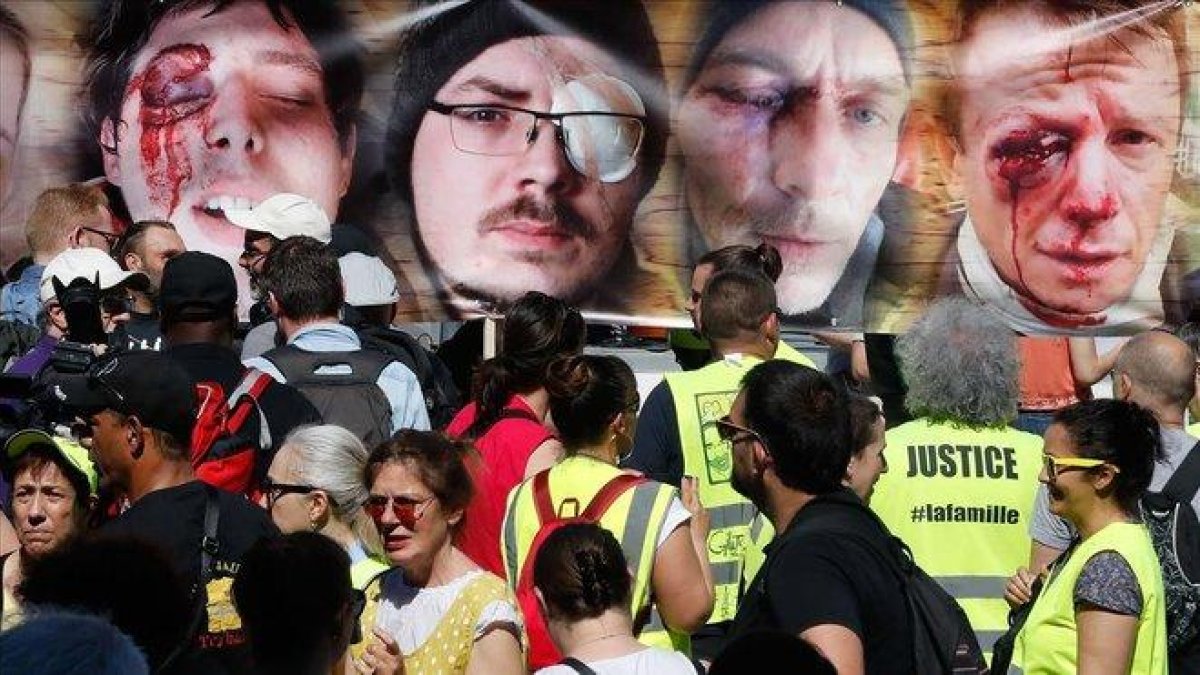 Los chalecos amarillos muestran imágenes de manifestantes heridas por la violencia policial durante las protestas de los últimos meses.-FRANÇOIS GUILLOT (AFP)