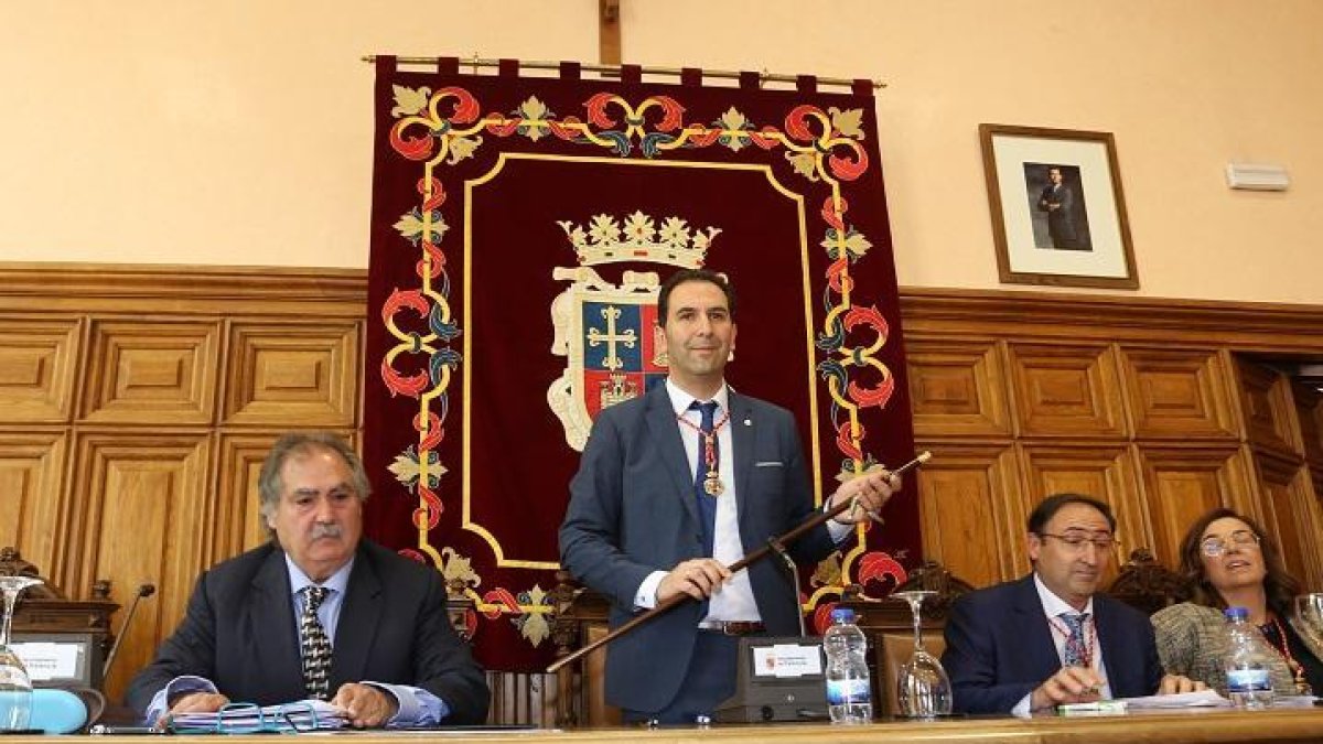 El candidato de Ciudadanos, Mario Simón, es elegido Alcalde con los votos del Partido Popular y de Vox-ICAL