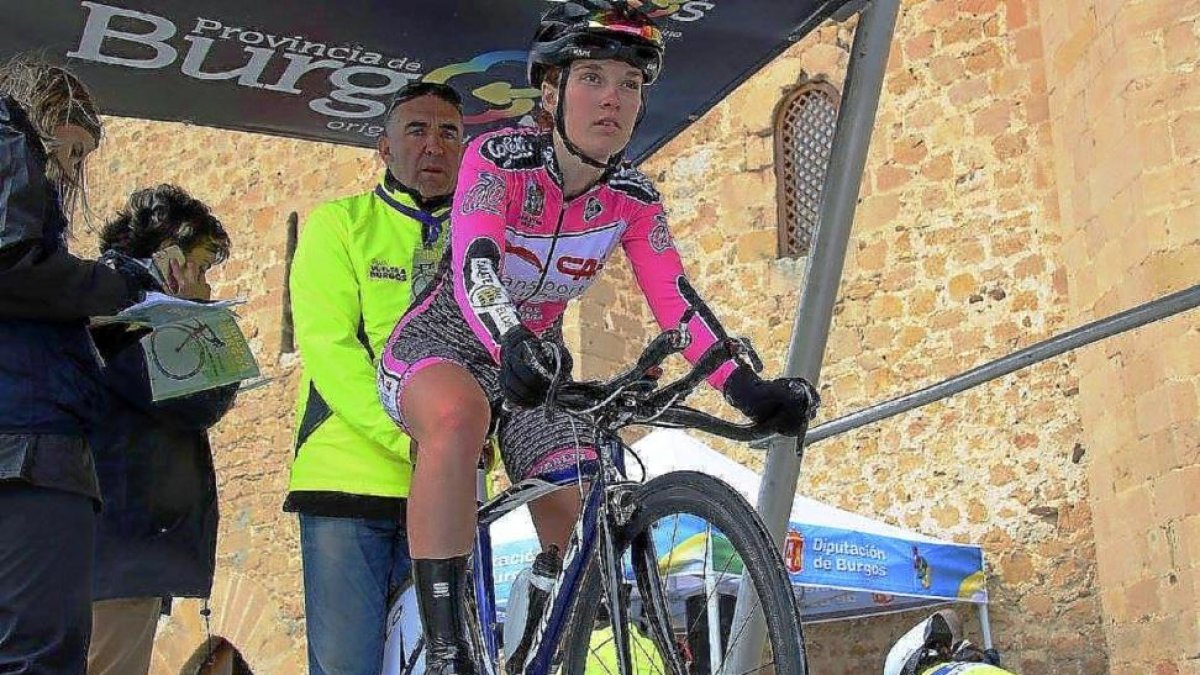 La ciclista vallisoletana Isabel Martín se dispone a participar en una prueba contrarreloj.-Yon Suinaga