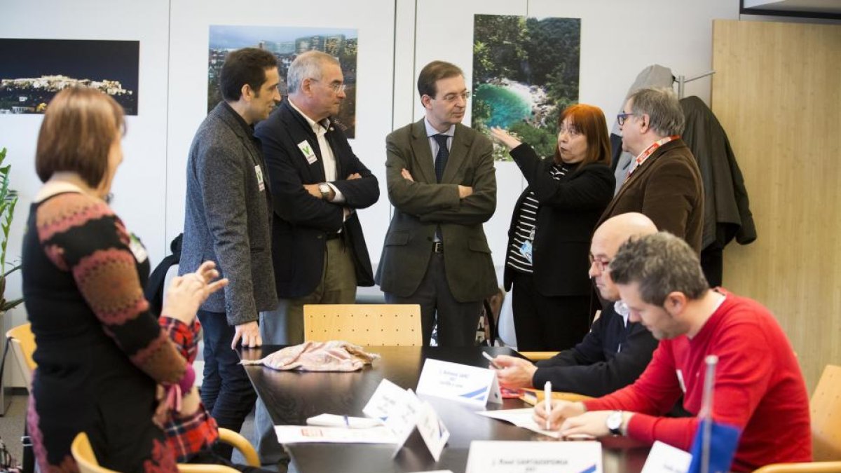Representantes de UGT y CCOO se reúnen en Bruselas con Georges Dassis, presidente del Consejo Económico y Social Europeo.-ICAL