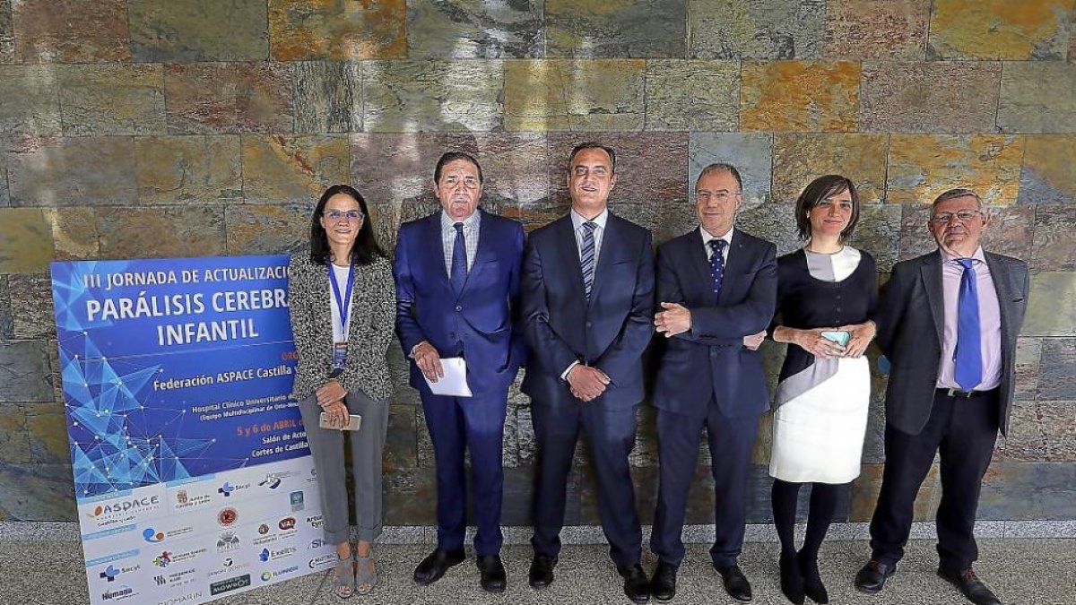 Sáez, junto a los responsables de la III Jornada de actualización en parálisis cerebral infantil, organizada por Aspace.-ICAL