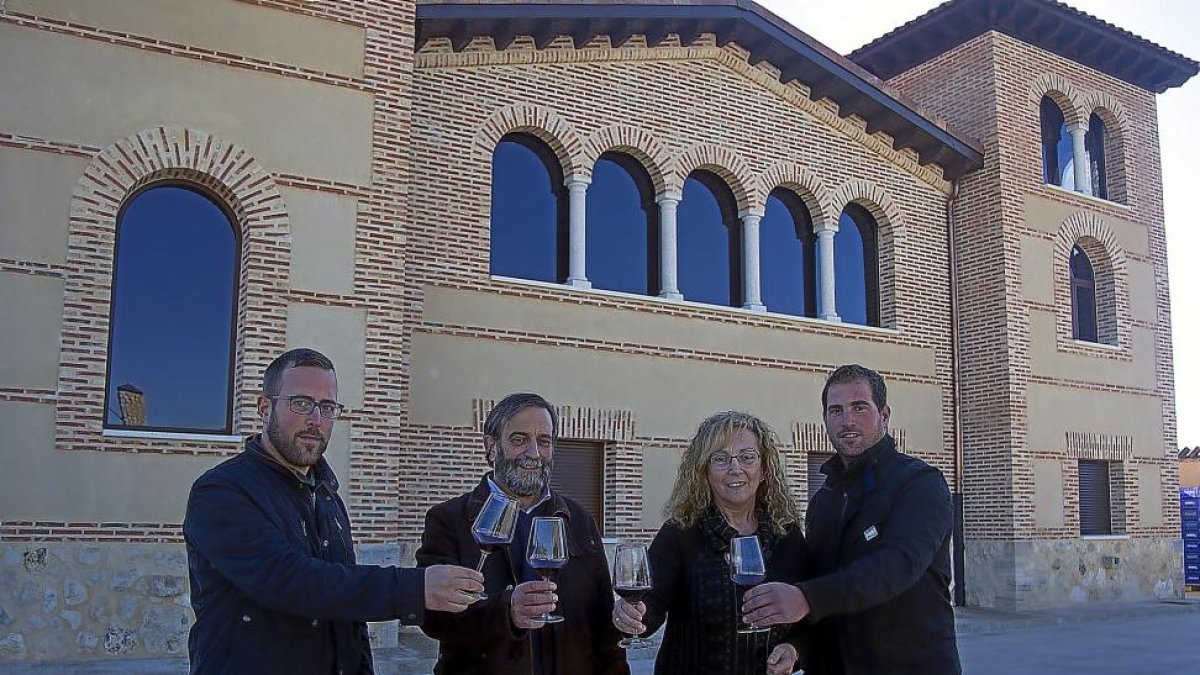 Guillermo (i) y Luis Ángel Díez Rodríguez brindan con sus padres Luis Antonio Díez y Carmen Rodríguez en el exterior de la bodega Carodorum (Toro).-MARIAM DENEIVA