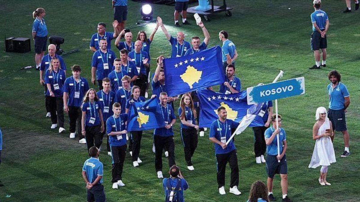 Deportistas de Kosovo en la inauguración de los Juegos Mediterráneos Tarragona 2018.-EL PERIÓDICO