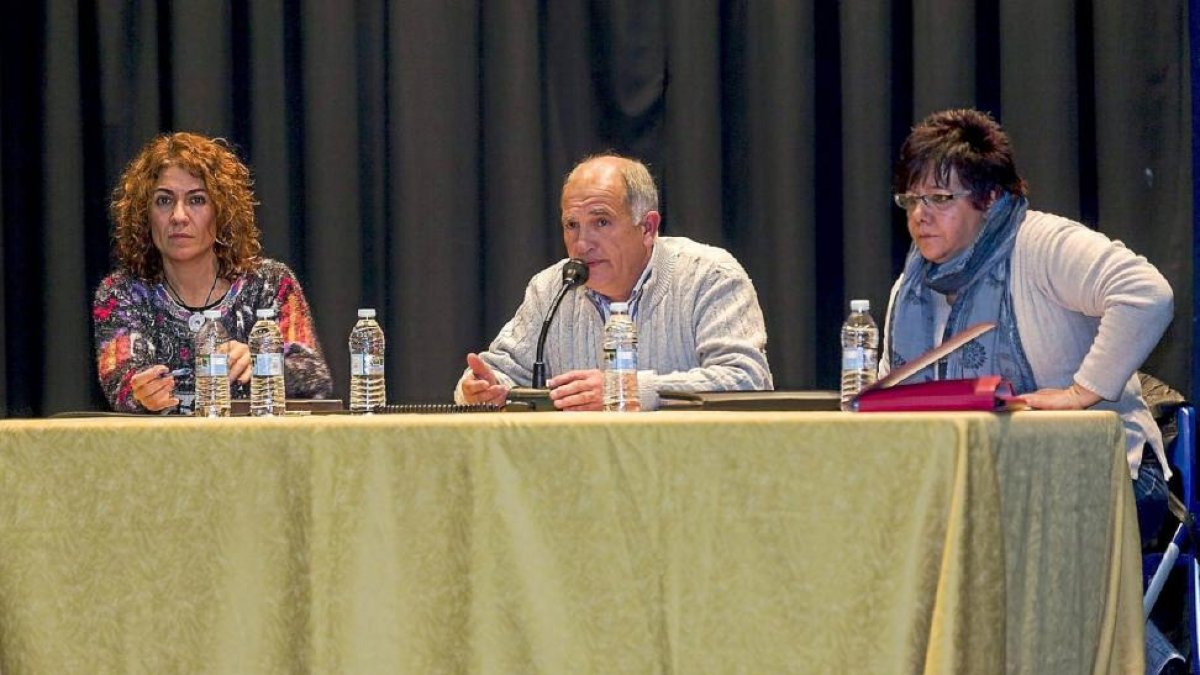 La representante de VIVA, a la izquierda, junto con los portavoces vecinales durante la reunión en el centro cívico de la zona este.-Pablo Requejo