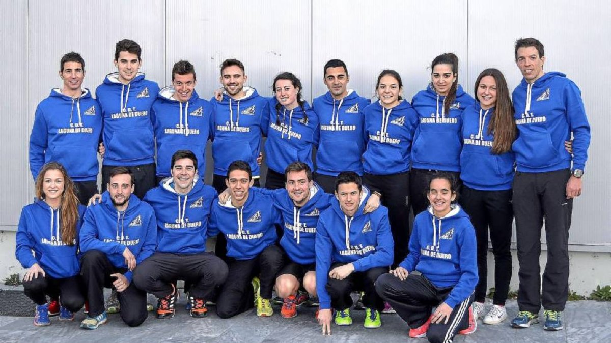 Los integrantes del Triatlón Laguna de Duero posan con la sudadera del club.-El Mundo
