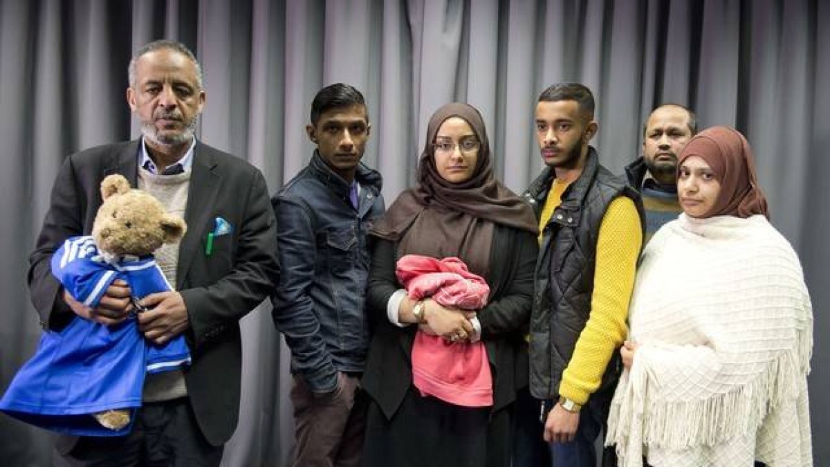 Las familias de las tres escolares londinenses que han viajado a Siria.-Foto: AFP