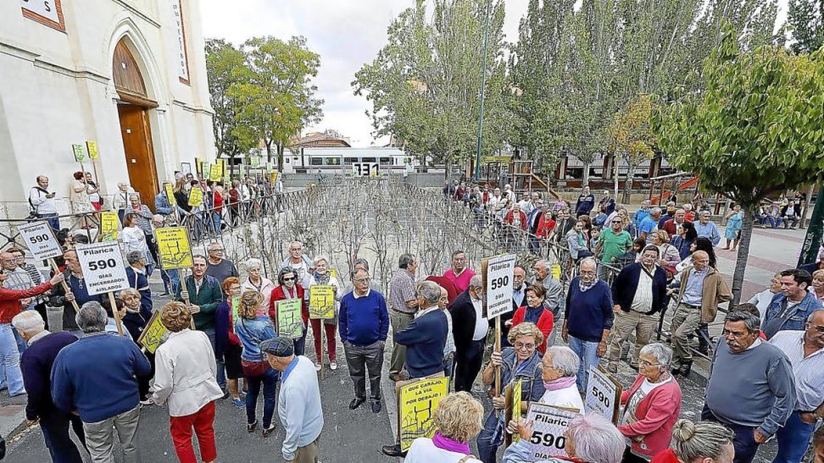 Alegoría del bosque de los días olvidados que han plantado los vecinos en Pilarica por su incomunicación.-P. REQUEJO
