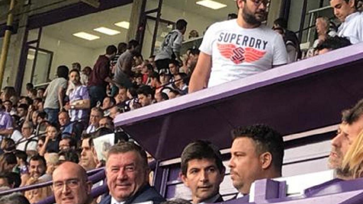 Ronaldo, en el palco junto a Carlos Suárez.-E. M.