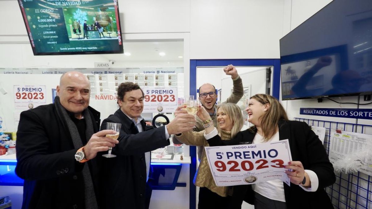 La Administración de Loterías de Vallsur celebra el quinto premio. -PHOTOGENIC.