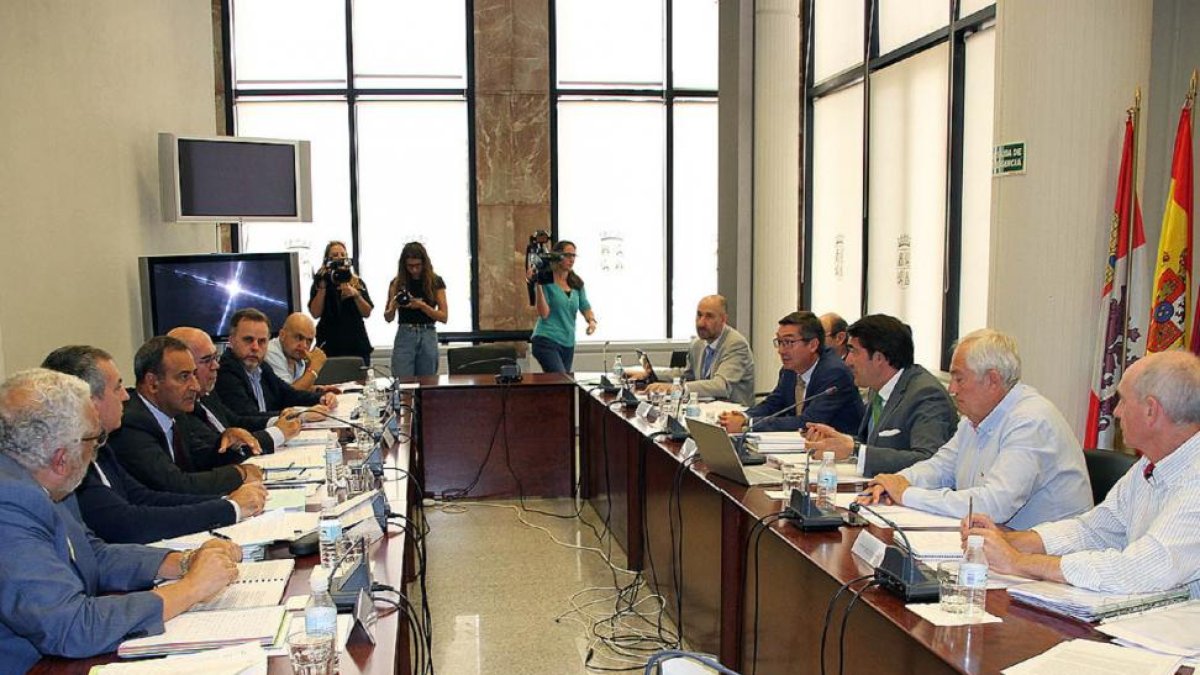 eL consejero de Fomento y Medio Ambiente, Juan Carlos Suárez-Quiñónes, presidió la comisión de gestión.-ICAL
