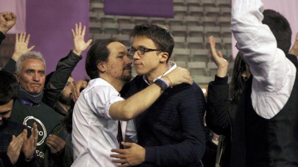 Pablo Iglesias e Íñigo Errejón se dan un frío abrazo en el congreso de Podemos celebrado en el palacio de Vistalegre.-JUAN MANUEL PRATS