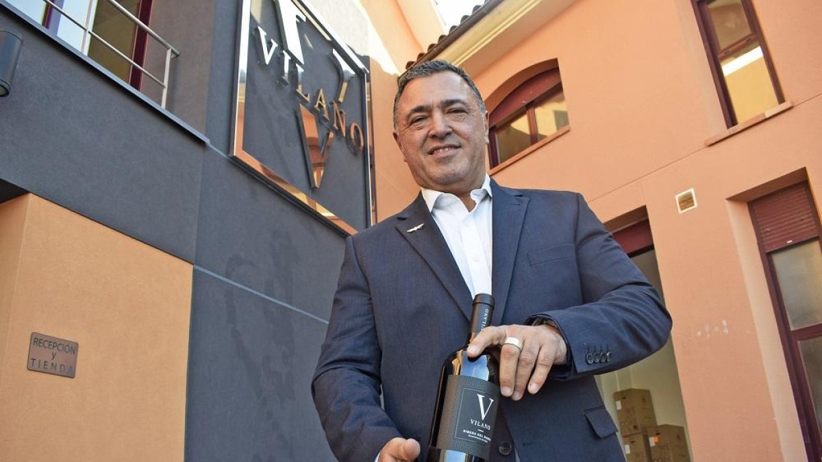 Desiderio Sastre, frente a la Bodega Vilano, en Pedrosa de Duero.-