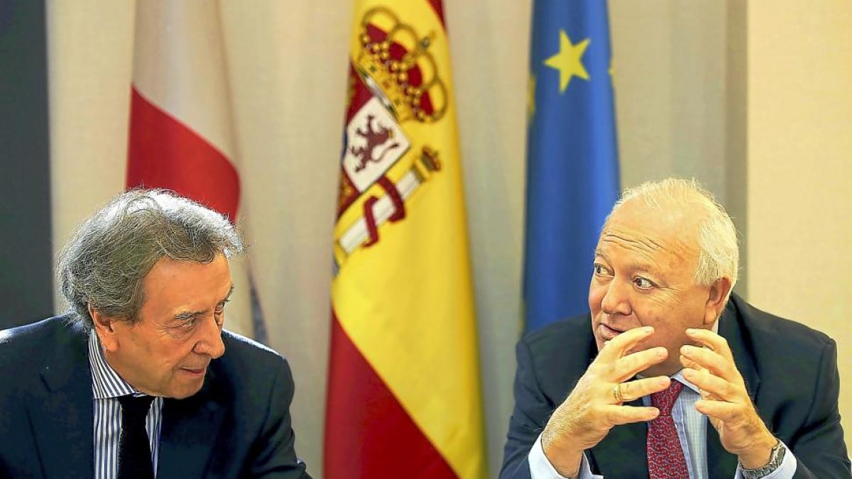De Santiago-Juárez y Moratinos, ayer, en la reunión de trabajo.-J.M. LOSTAU