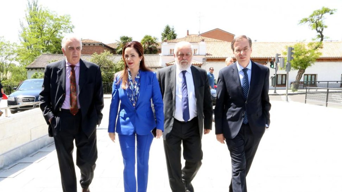 El presidente del CES, Germán Barrios (D), la presidenta de las Cortes, Silvia Clemente, el presidente del CES nacional, Marcos Peña (I), y el presidente del Comité Económico y Social Europeo, Georges Dassis, participan en el encuentro 'El Diálogo'-Rubén Cacho / ICAL